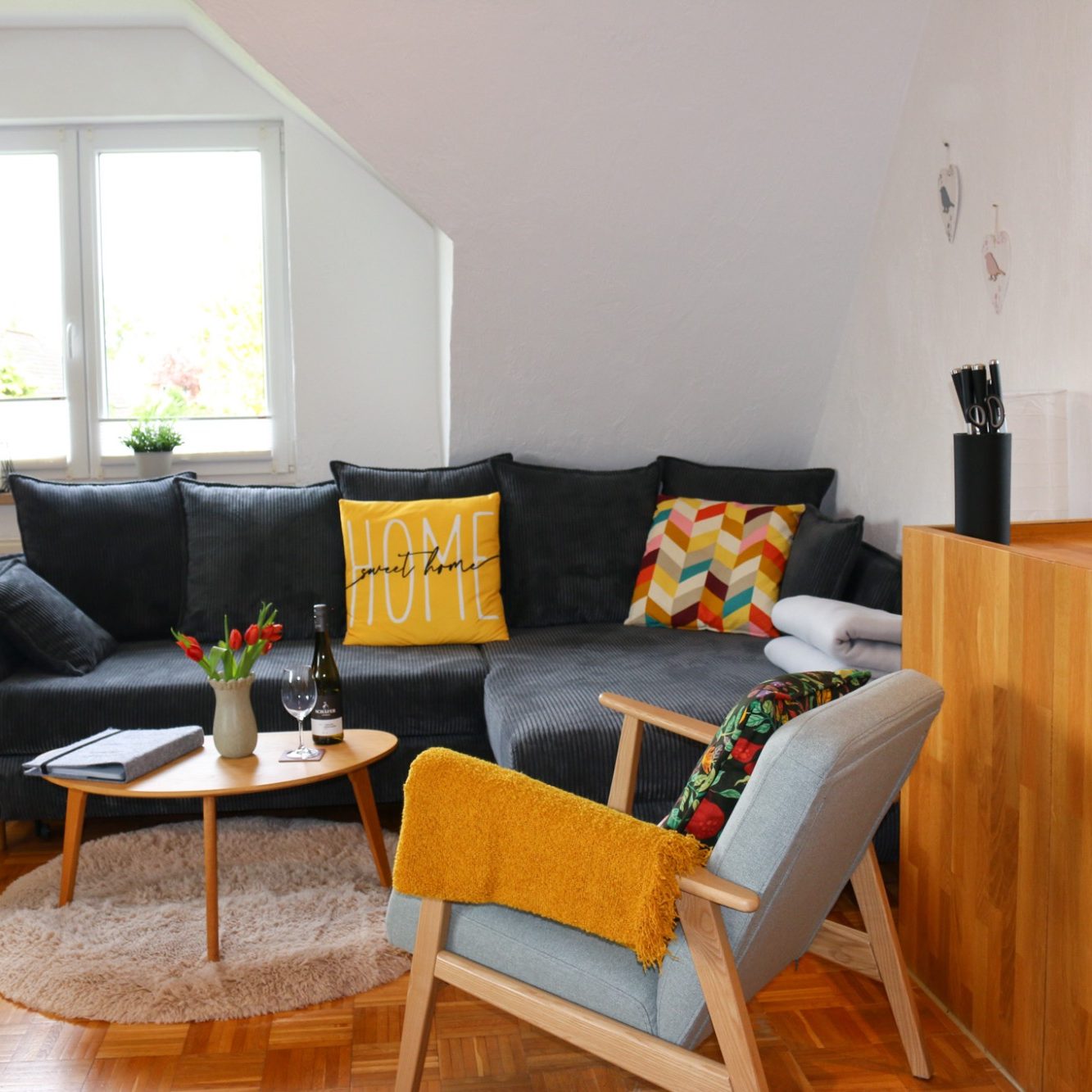 Helles Wohnzimmer mit gemütlichem Sofa Helles Wohnzimmer mit gemütlichem Sofa