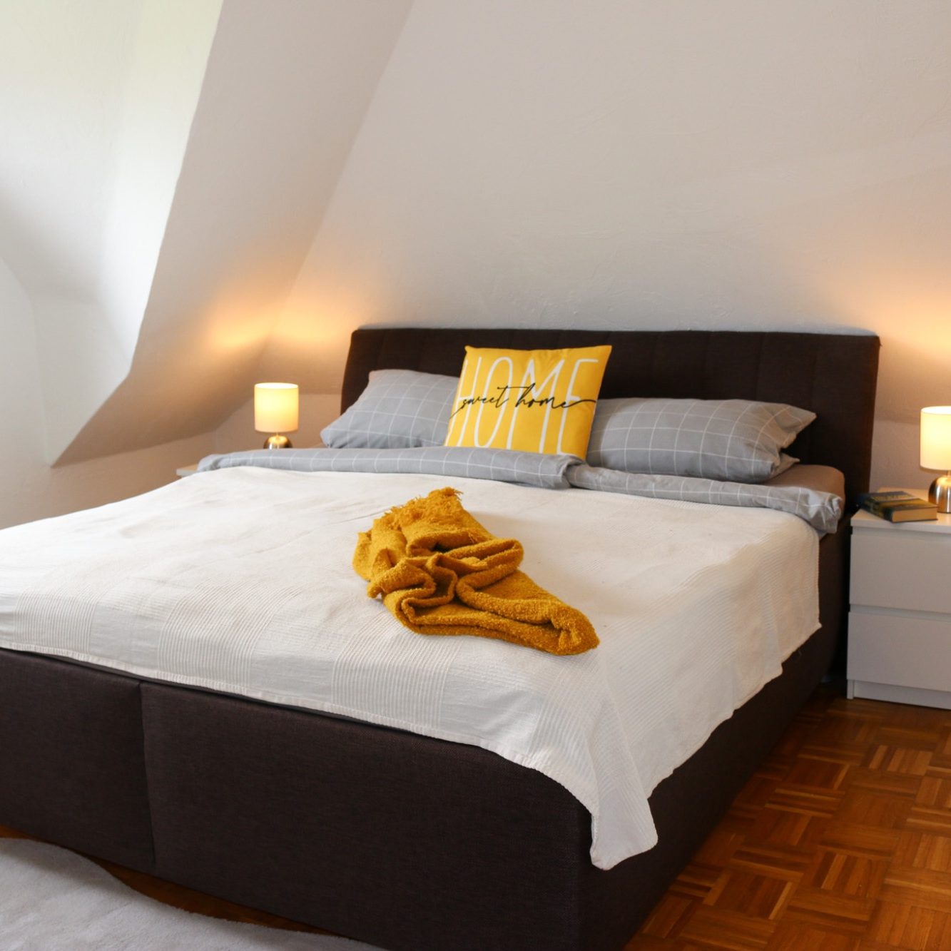 Schlafzimmer mit großem Doppelbett und Fenster Schlafzimmer mit großem Doppelbett und Fenster